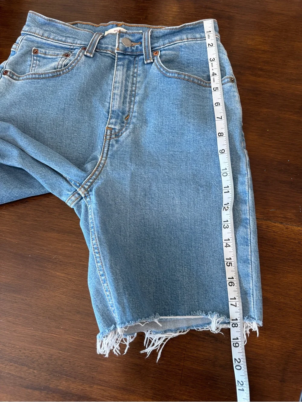 Levi's Women's High Waisted Long Mom Shorts 7.5 Inseam Light Wash Frayed Hem 26